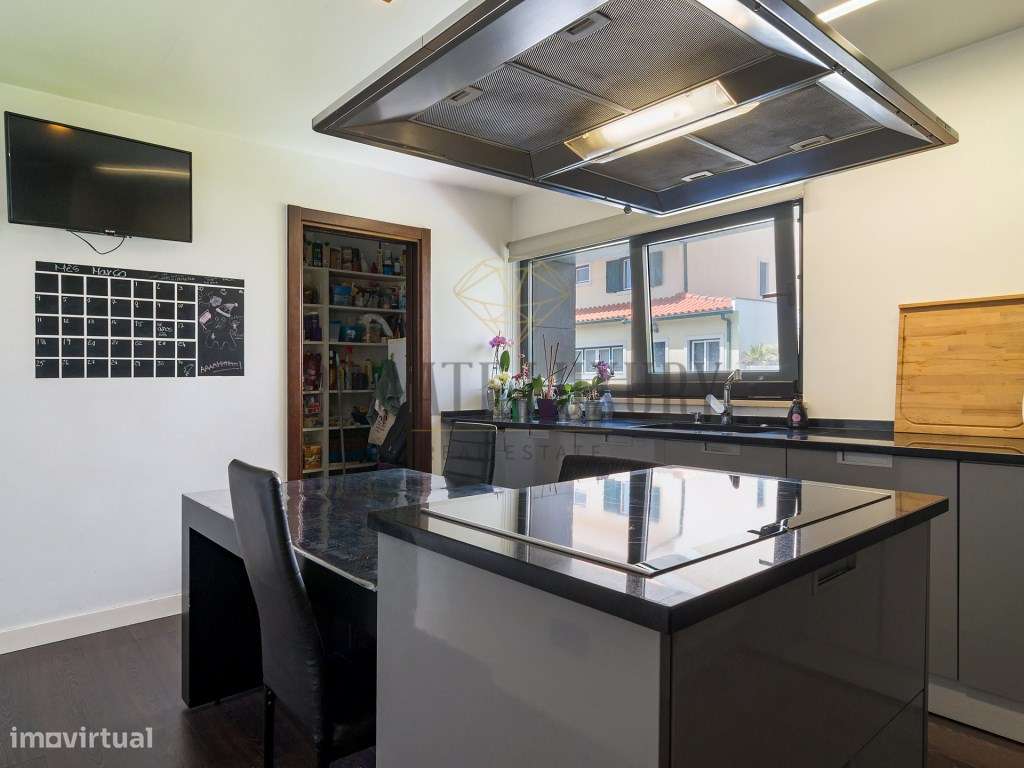 Moradia T4 Contemporânea com Piscina em Caxias-8