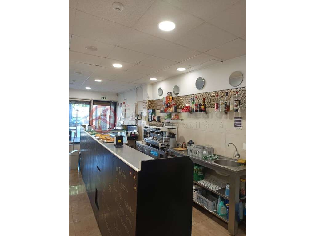 Trespasse de café, pronto a funcionar no Feijó, Almada - Grande imagem: 4/17