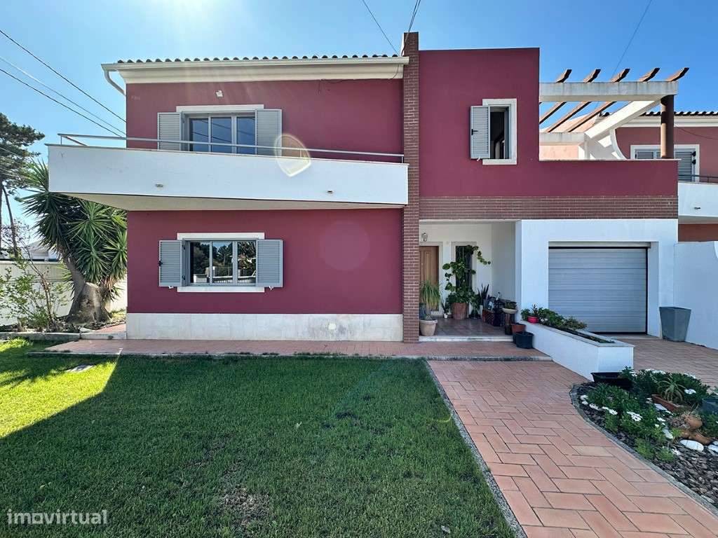 Moradia a Venda Em Azeitão com Piscina e Furo, lote de 705m2 - Grande imagem: 2/42