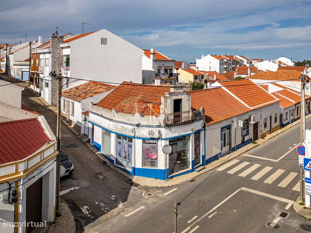 Prédio com loja e sotão independente-18