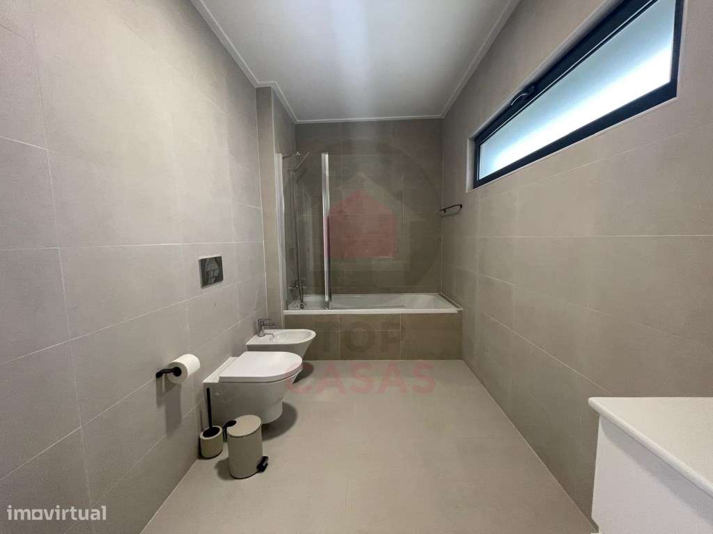 Moradia de arquitectura moderna com piscina privada-19