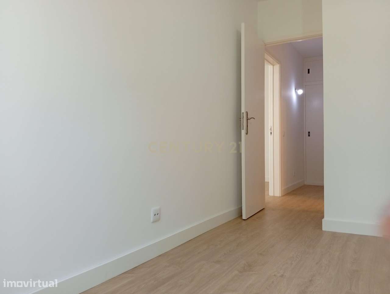 Apartamento T2 completamente remodelado na prestigiada e tranquila zon-3