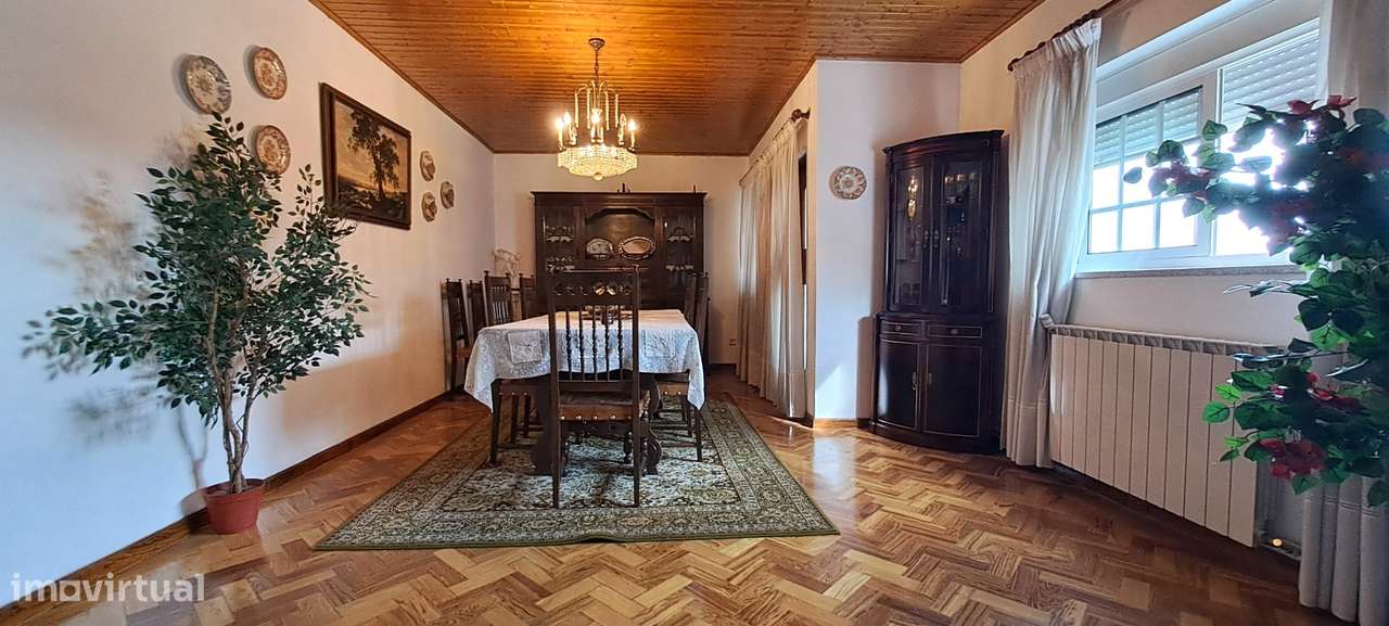 Moradia T5 com garagem e jardim em Miranda do Douro-15