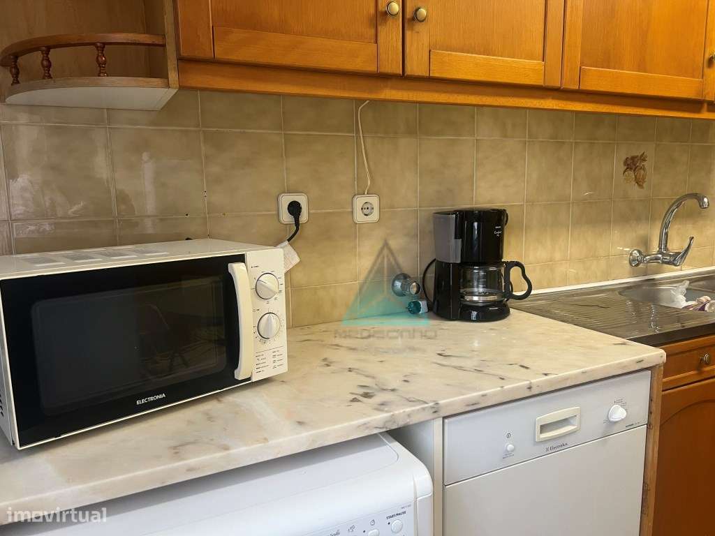 Arrenda-se T2 na Torre da Marinha - 1º andar - LER O ANUNCIO - NÂO ... - Grande imagem: 2/33