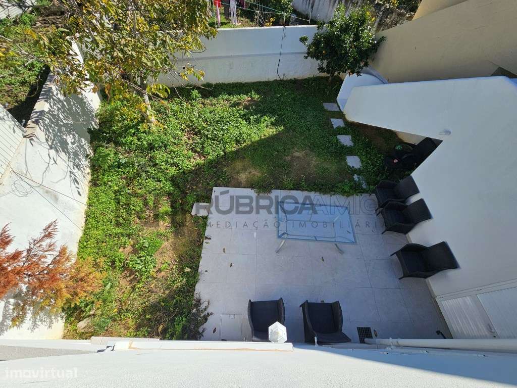 Moradia V2 em Loulé renovada com terraço e logradouro-35