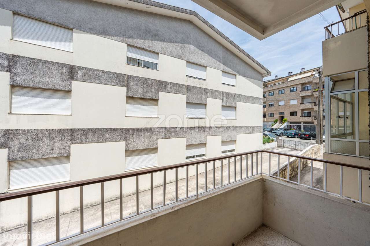 Apartamento T3 Renovado com Garagem Box em Águas Santas-11