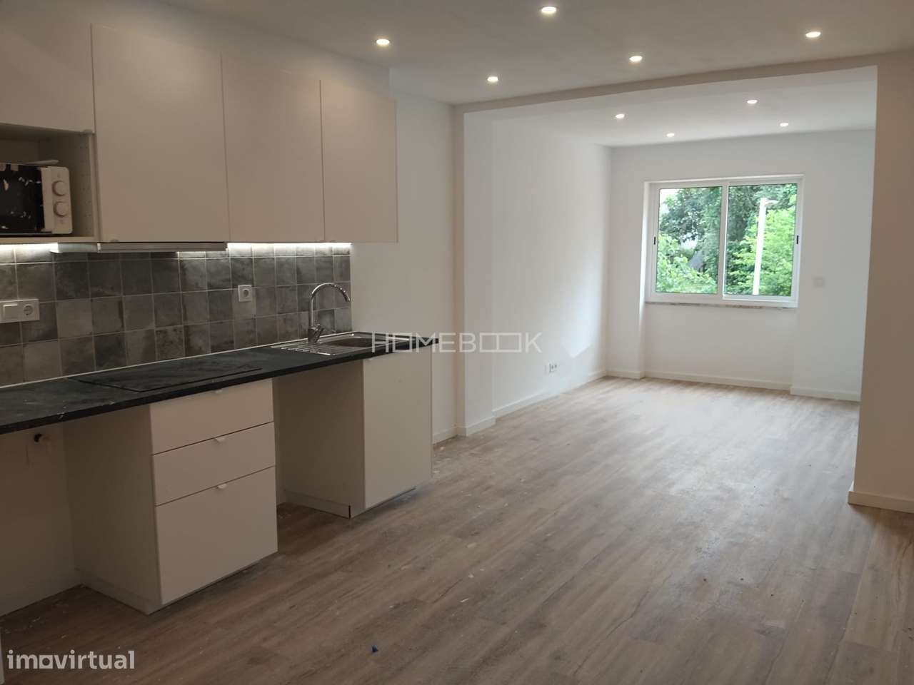 Apartamento com dois quartos e terraço renovado - Grande imagem: 5/15