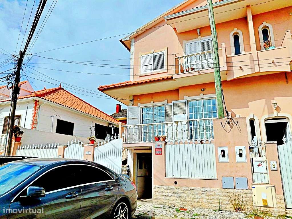 Moradia em Vale de Milhaços - junto à Escola-0
