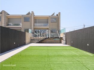 Moradia com Piscina em 1ª linha de Praia