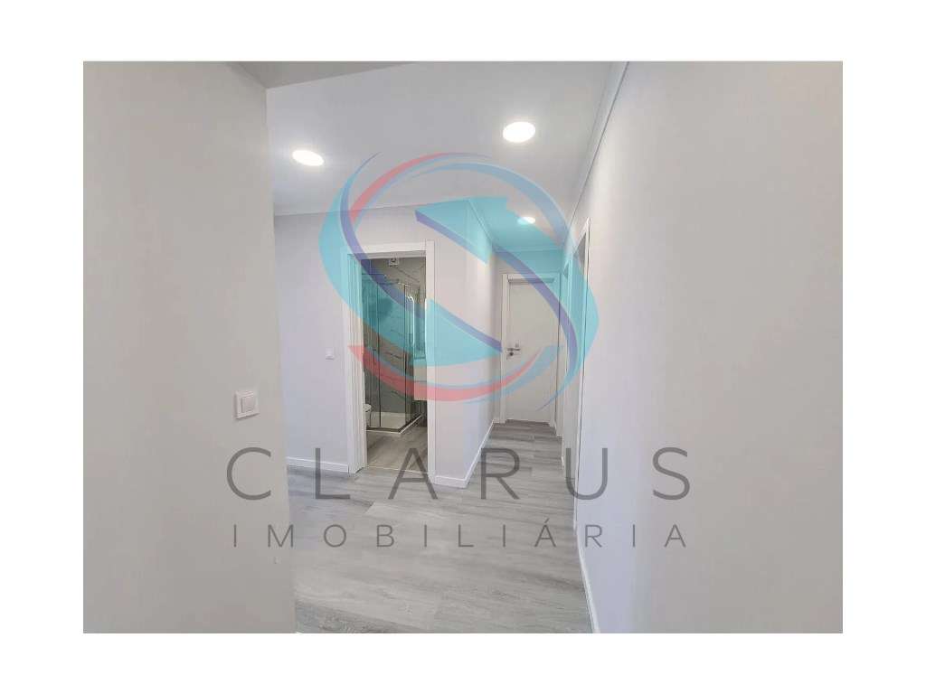 Apartamento T4 totalmente remodelado-12