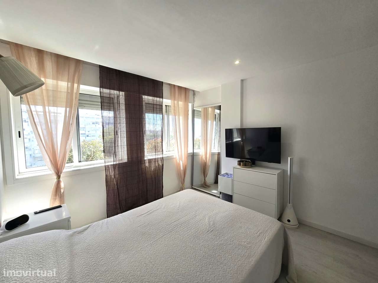 Excelente Apartamento T2 renovado com Open Space e Varanda - Almada-22