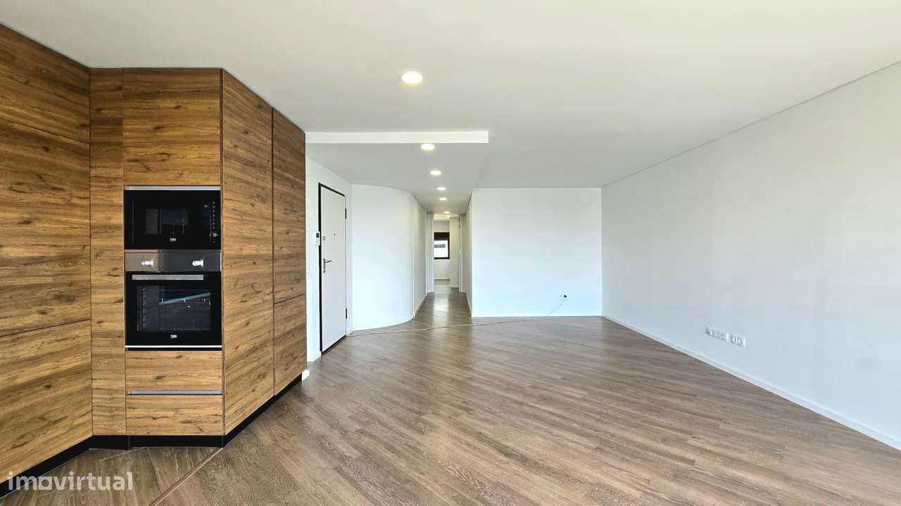 T2 semi-novo c/ varanda e box fechada - Baguim do Monte-1