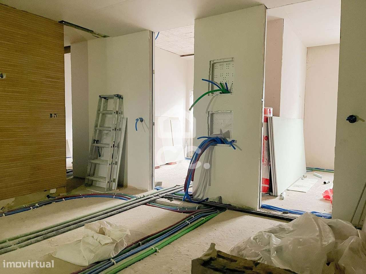 Prédio com Loja de 489 m² e 2 Apartamentos no Coração de Vila Nova de-8