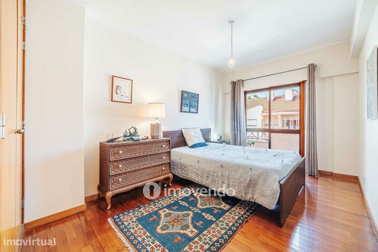 Apartamento T3, com garagem e arrecadação, na Ramada-16