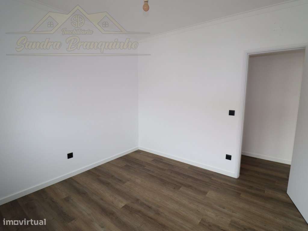 Apartamento T2 RENOVADO em Santa Cruz-10