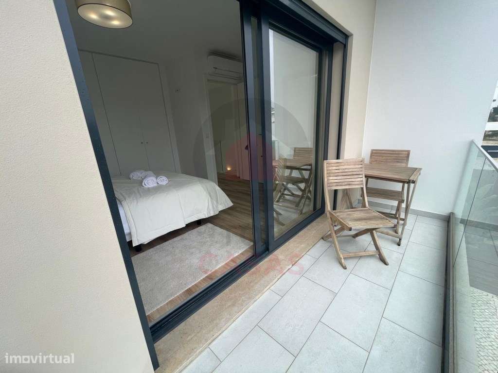 Moradia de arquitectura moderna com piscina privada-31