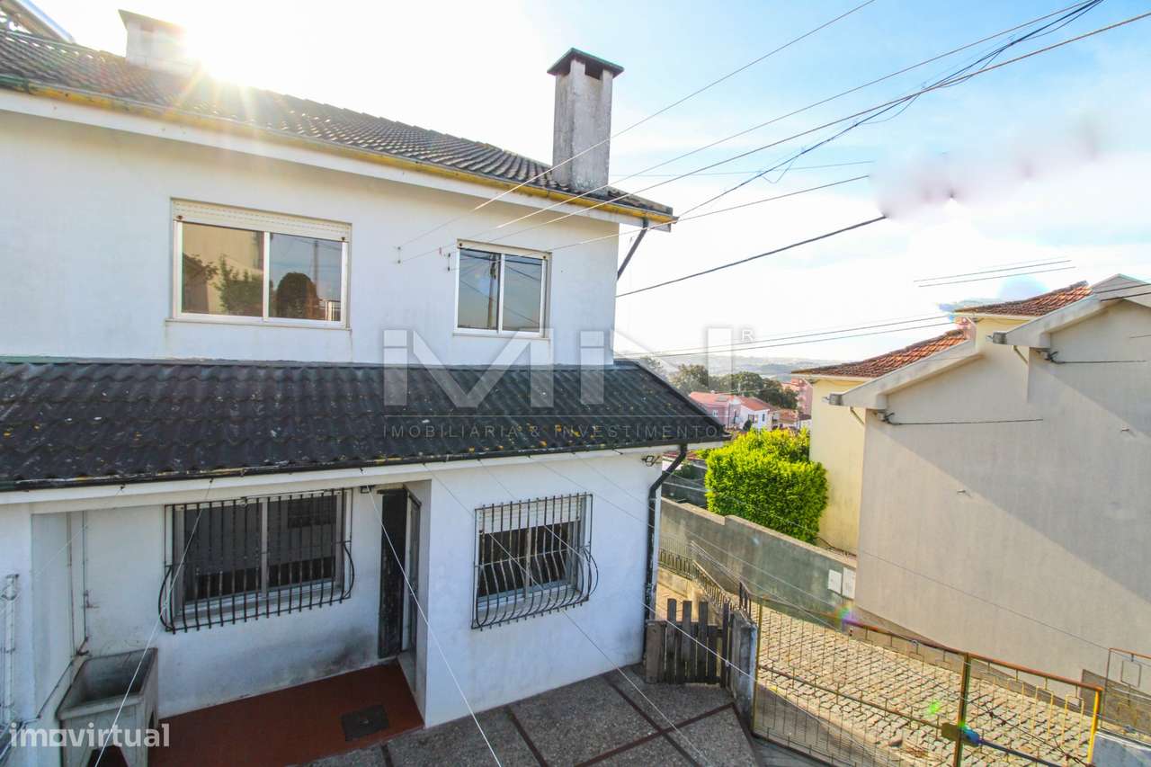 Moradia de 3 Frentes com Vista Panorâmica no Coração de Gondomar-46