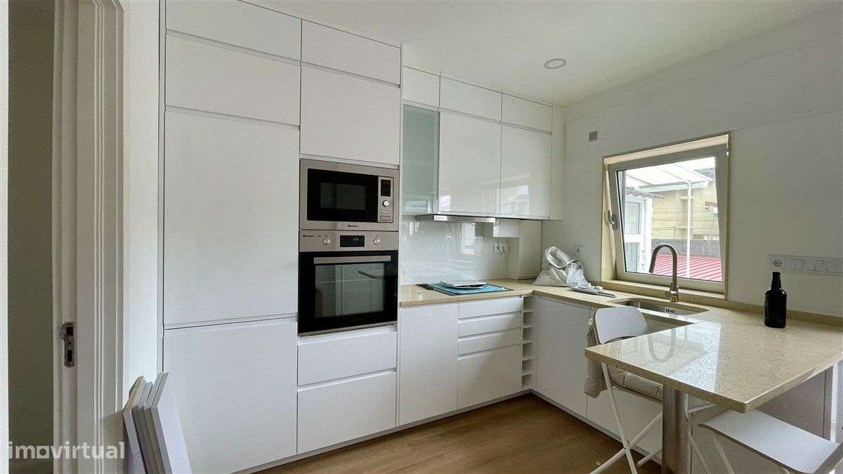 Andar de Moradia T3-Centro-Póvoa de Varzim-Garagem (30 m2)-Sotão - Grande imagem: 1/11