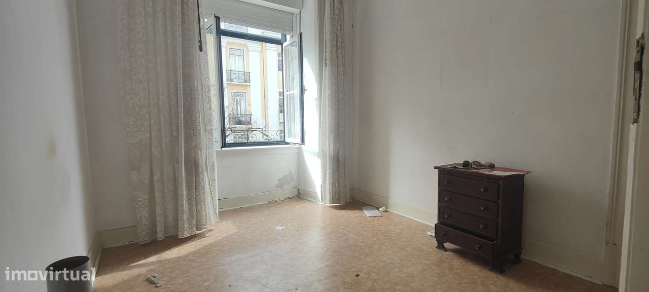 APARTAMENTO T-3 RUA TOMÁS RIBEIRO PARA REMODELAÇÃO TOTAL-16