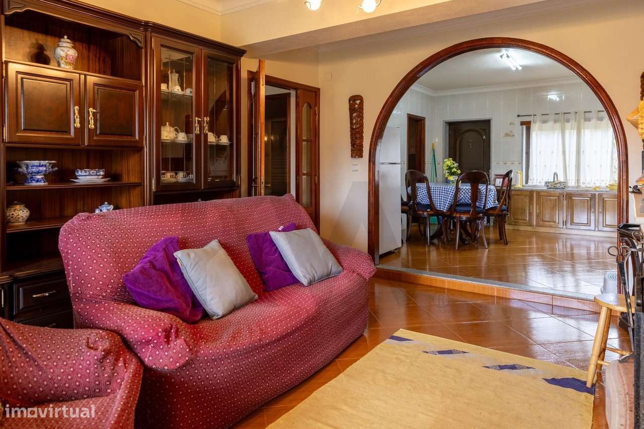 Moradia com 700 m2 de terreno, piscina e vista desafogada perto das Te - Grande imagem: 5/60