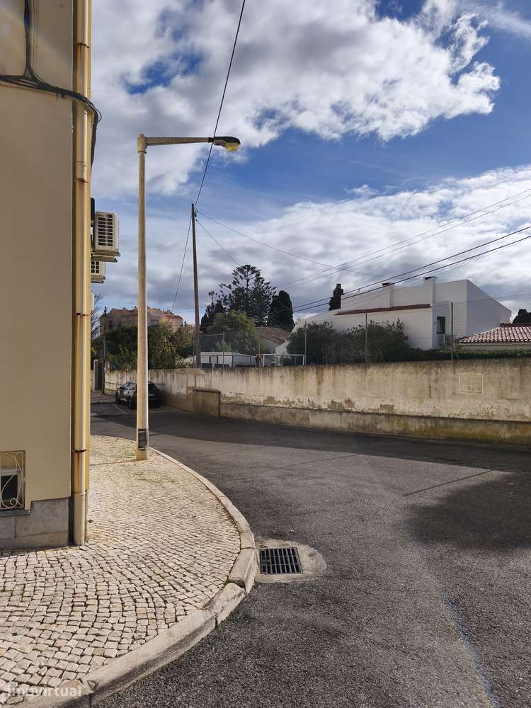 T2 Bem Conservado na Rua José Cardoso Pires, Areias, Estoril.-29