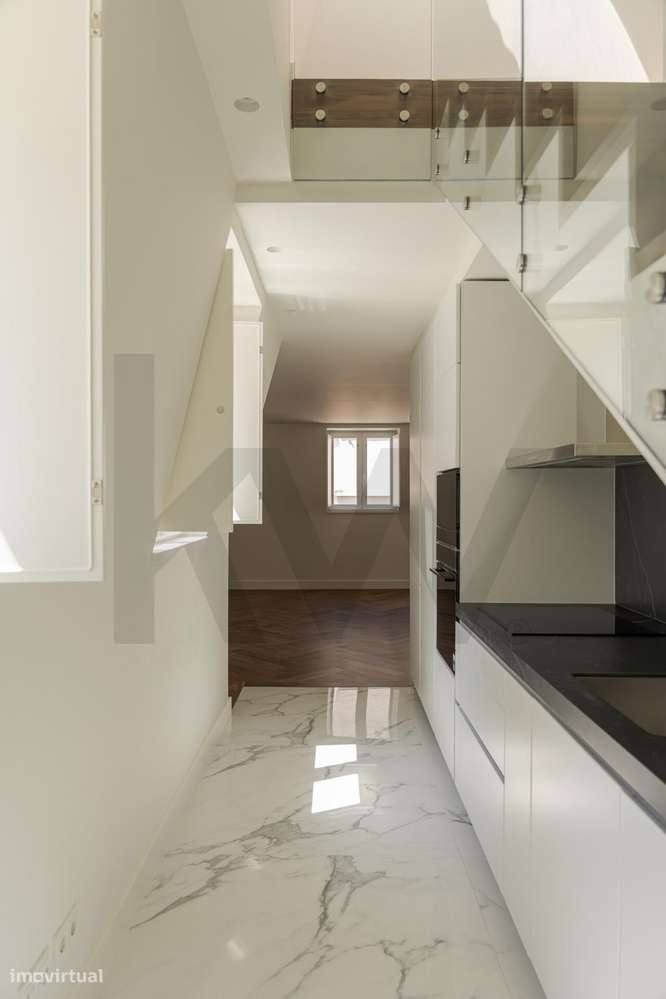 Apartamento Duplex T2+1 com Garagem e Terraço na Estrela-16
