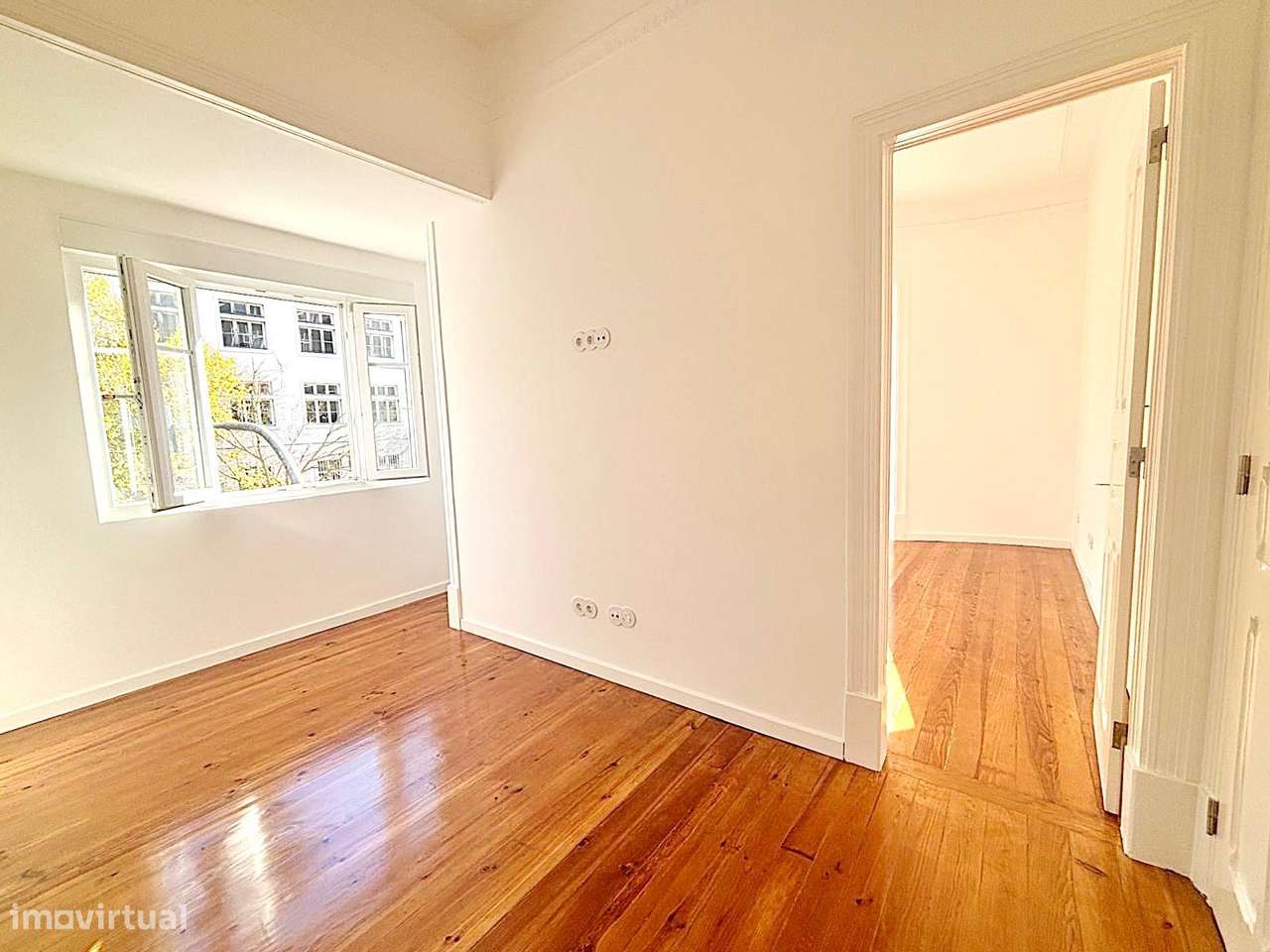 T3 totalmente remodelado com varanda na Av. General Roçadas!-25