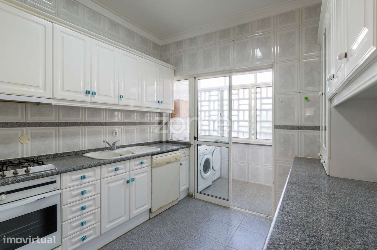 T2 em Carnide - junto ao Colégio Militar - Grande imagem: 1/25