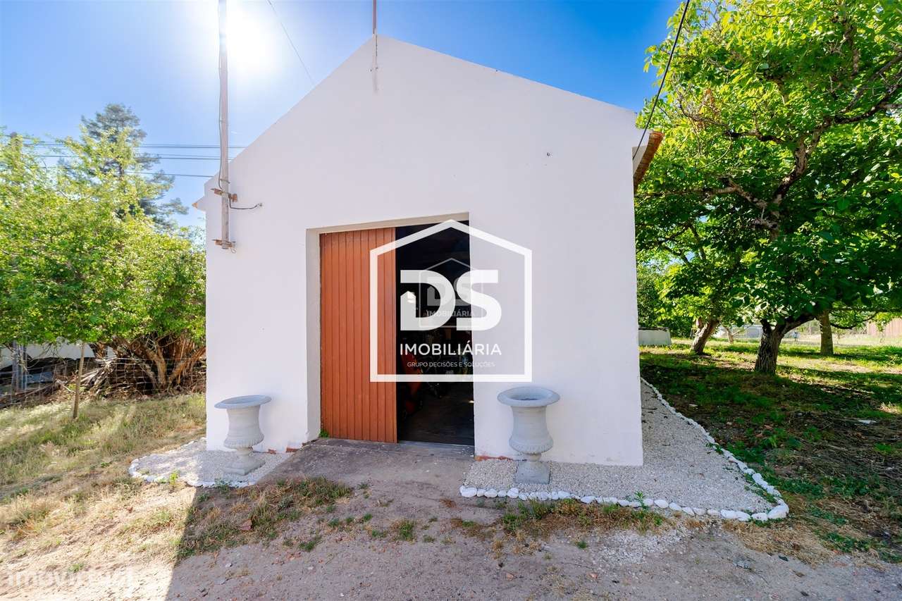 Moradia T4 + T1 com amplo terreno e espaços de lazer em Juncal, Porto-51