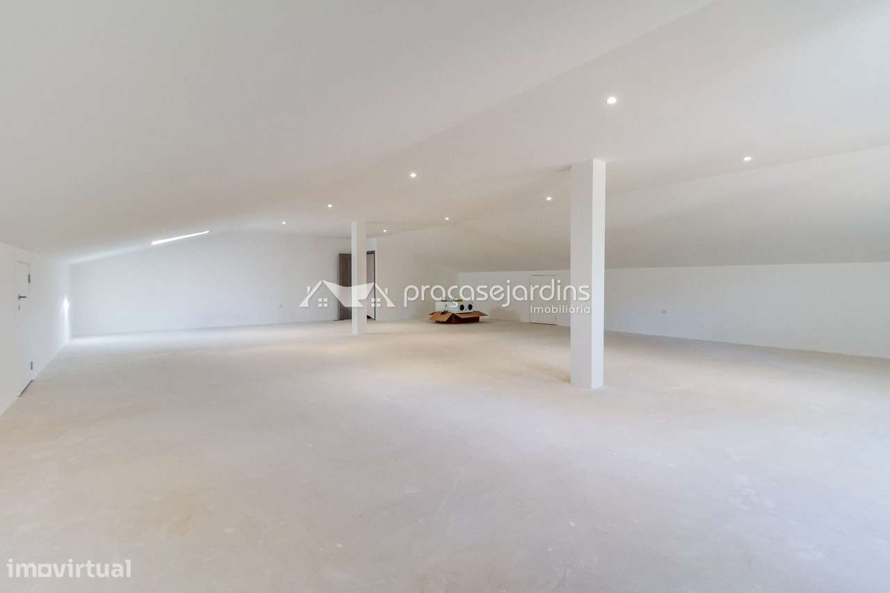 Moradia T3 com jardim, varanda e garagem-26