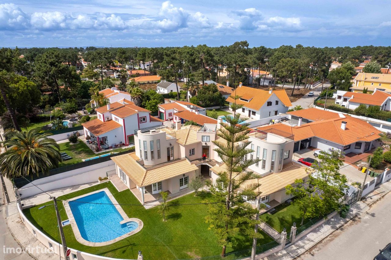 Exclusiva moradia com piscina no coração da Verdizela.