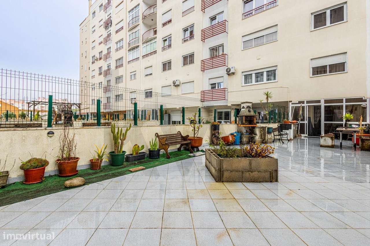Apartamento T2 com 111 m2 em Monte Abraão-22