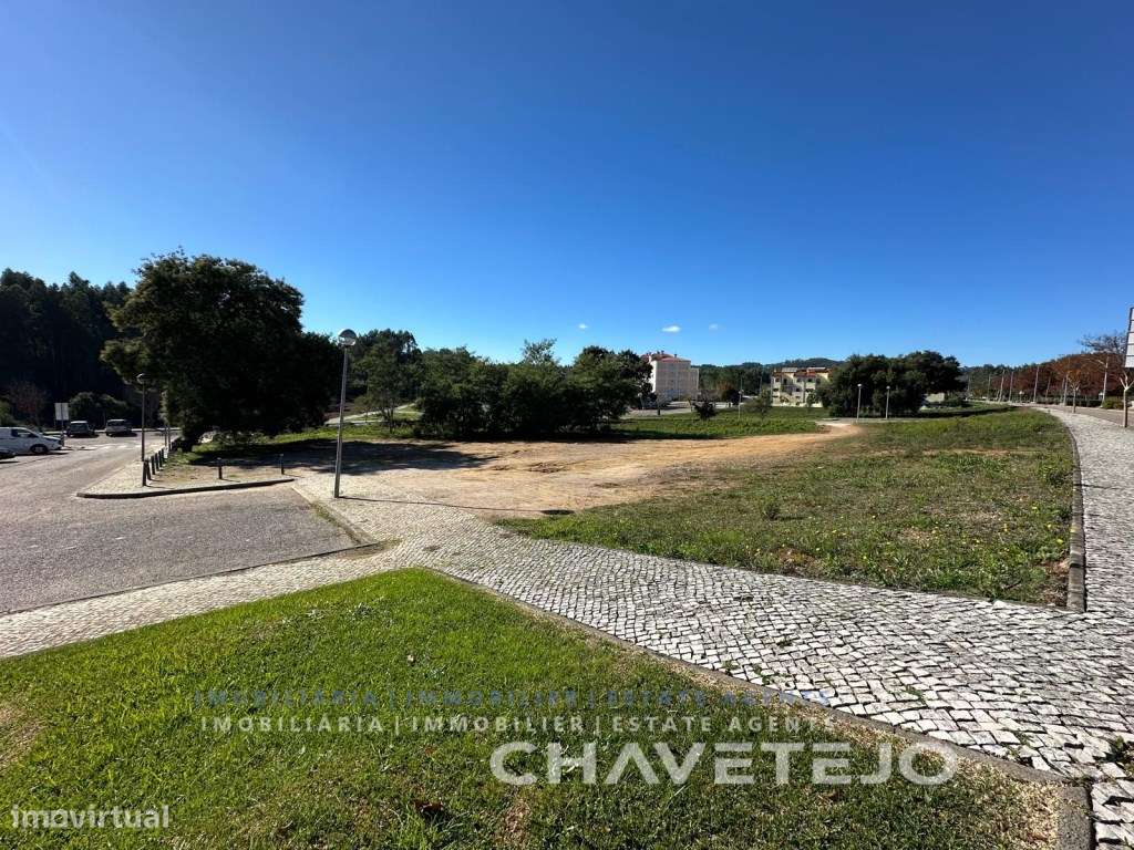 Lote de terreno situado na vila de Ferreira do Zêzere. - Grande imagem: 2/6