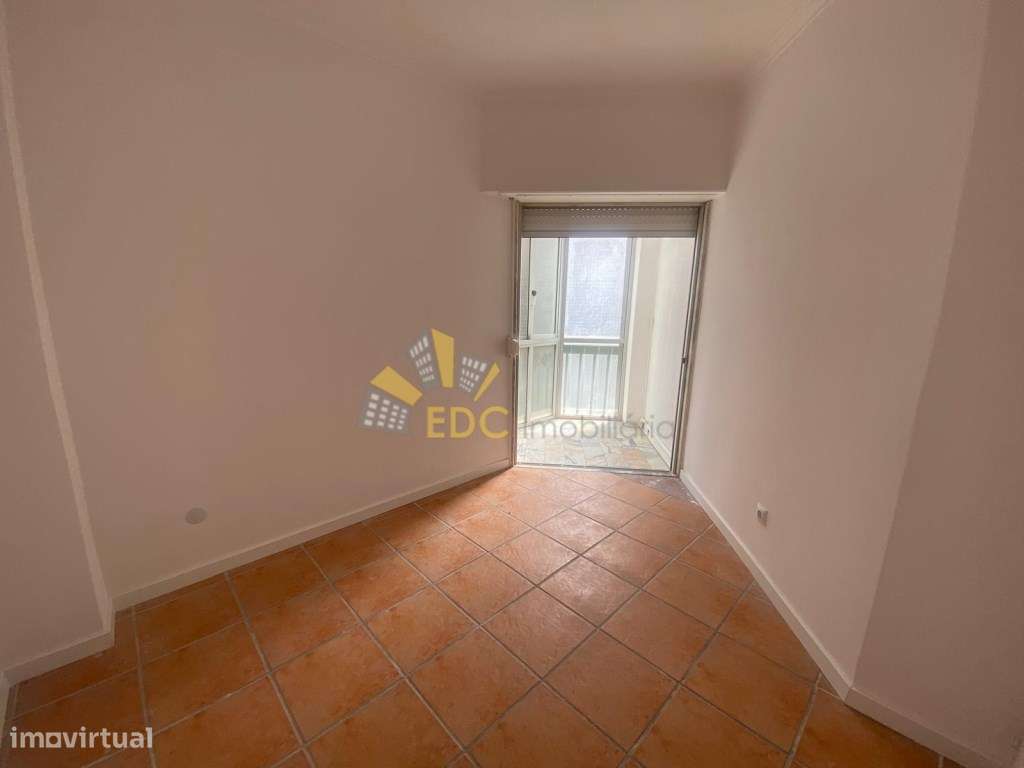 Apartamento T2 Transformado em T3 | A 5 Minutos da Estação | Tapada...-16