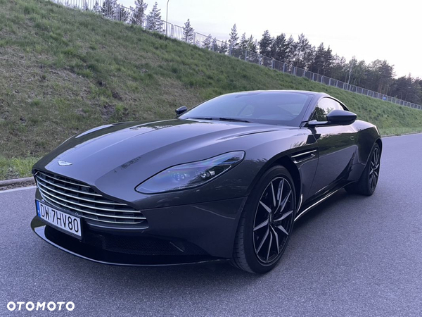 Aston Martin DB11 V8 Coupe - 4