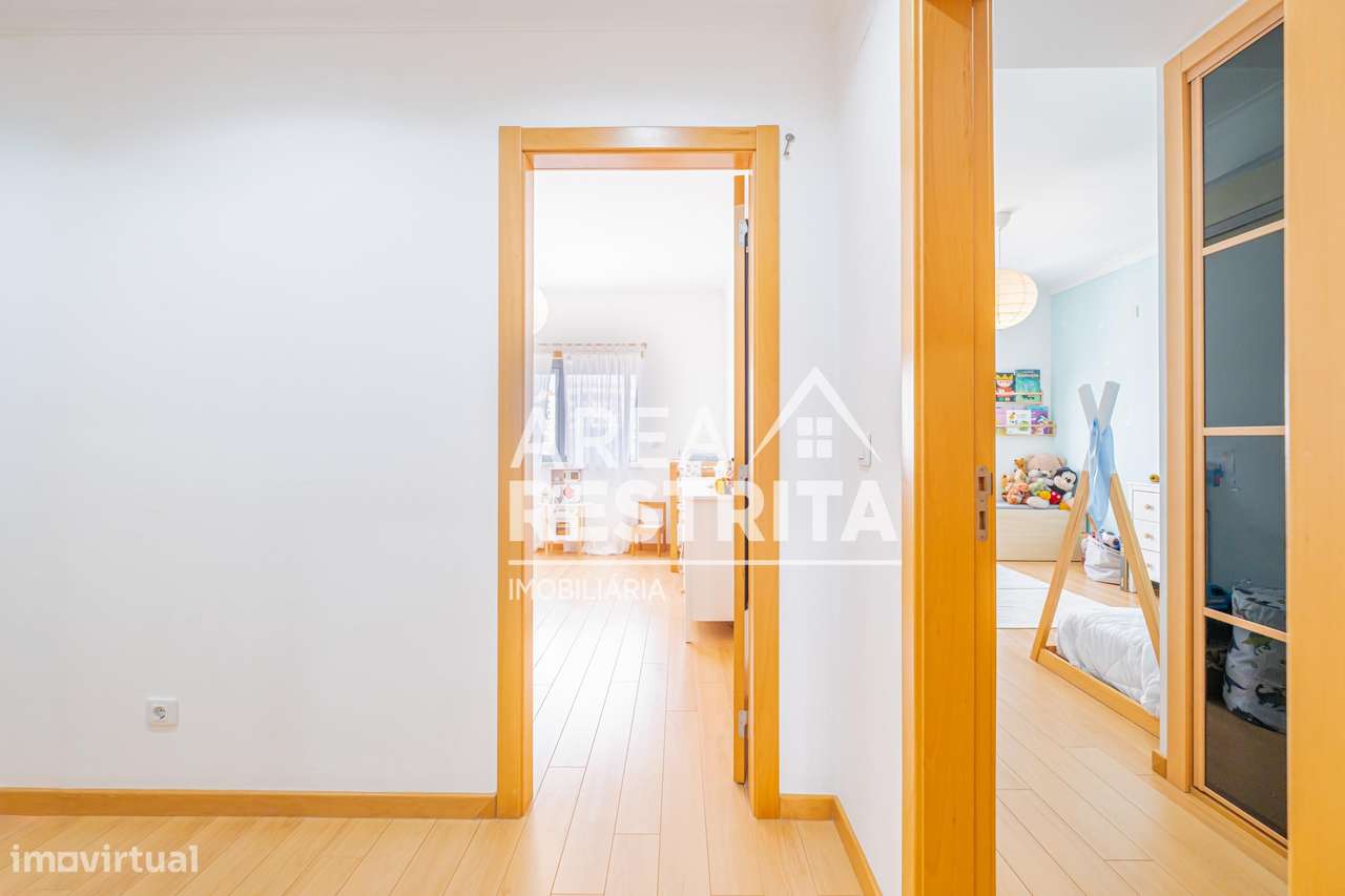 Apartamento T3 com parqueamento e varanda no Parque Luso em Corroios-14