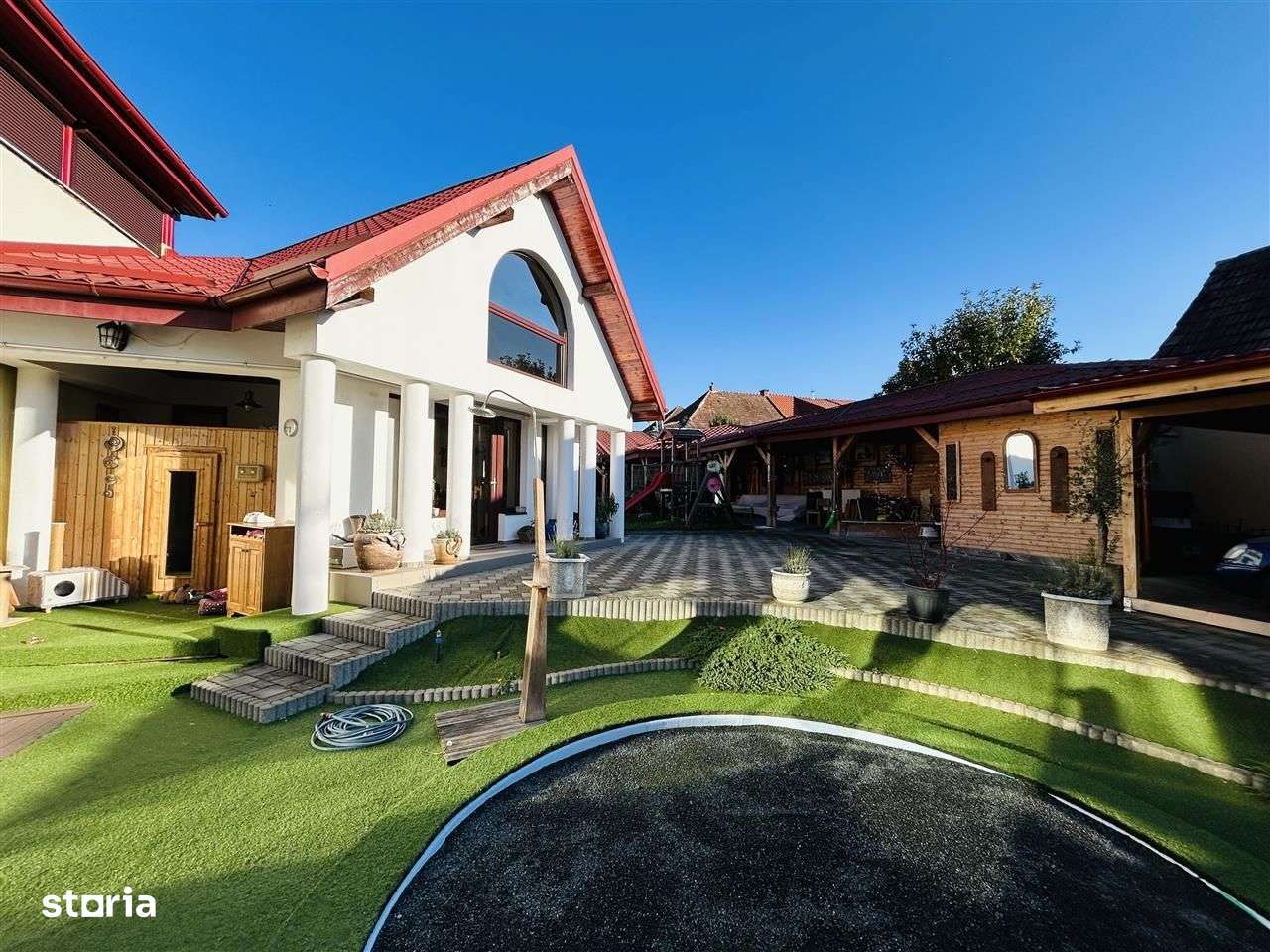 Casă individuală cu iaz, jacuzzi, saună și curte superbă – Cisnădie-0