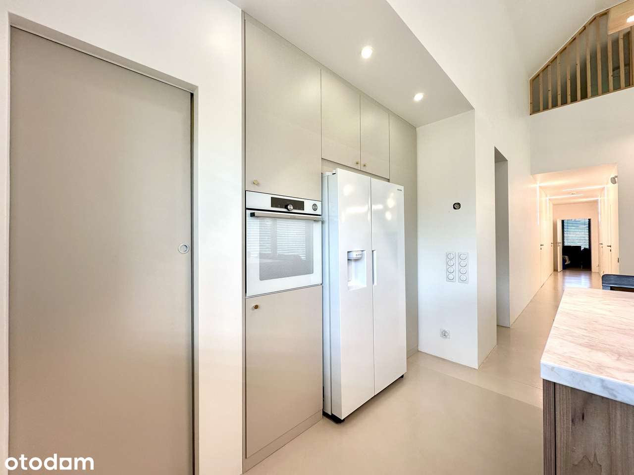 Nowoczesny Dom w Stylu Stodoły, Atrakcyjna Lokalizacja-4