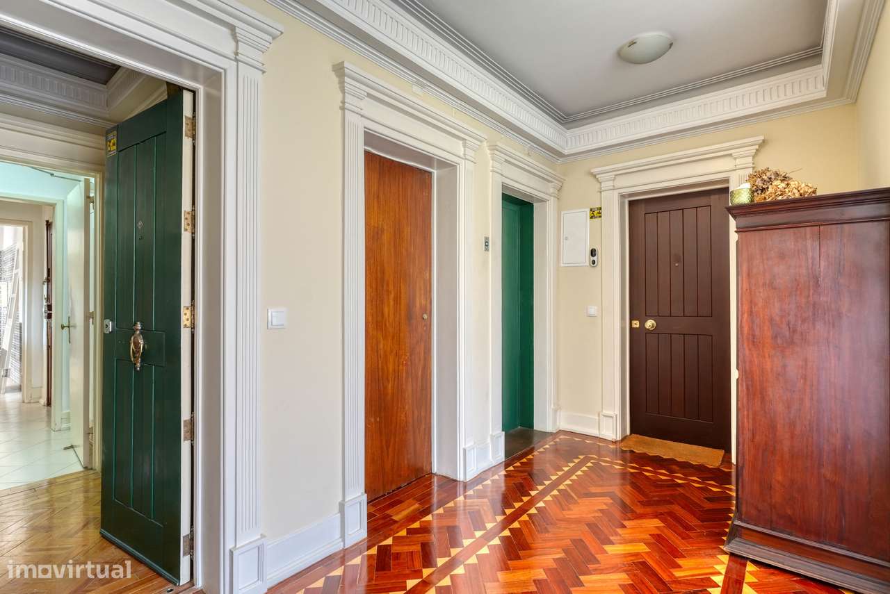 Apartamento T4 com varanda na Av. João XXI, Lisboa-16