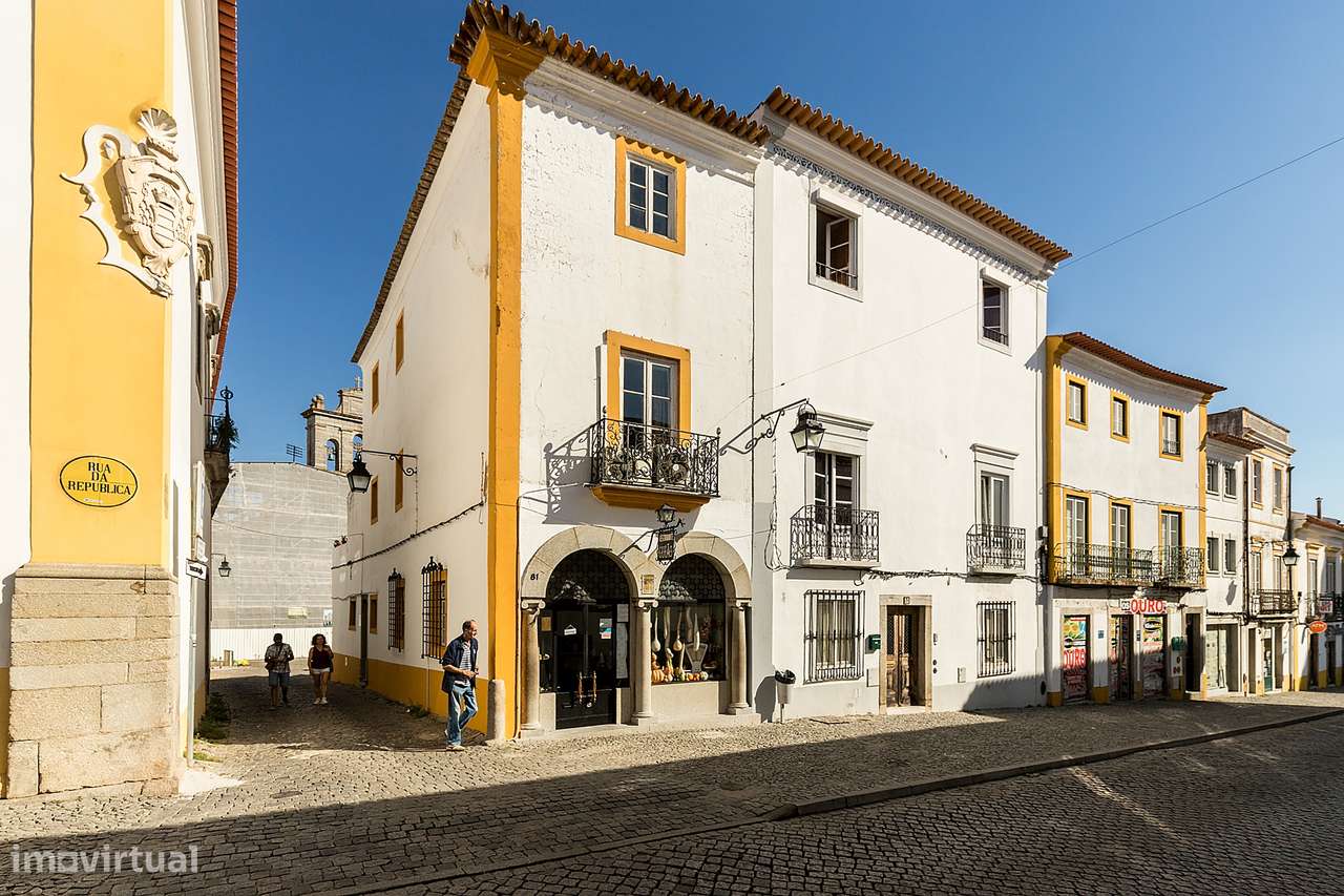 Moradia de luxo com 3 suites, pátio e varandas junto aos Meninos da Gr-32