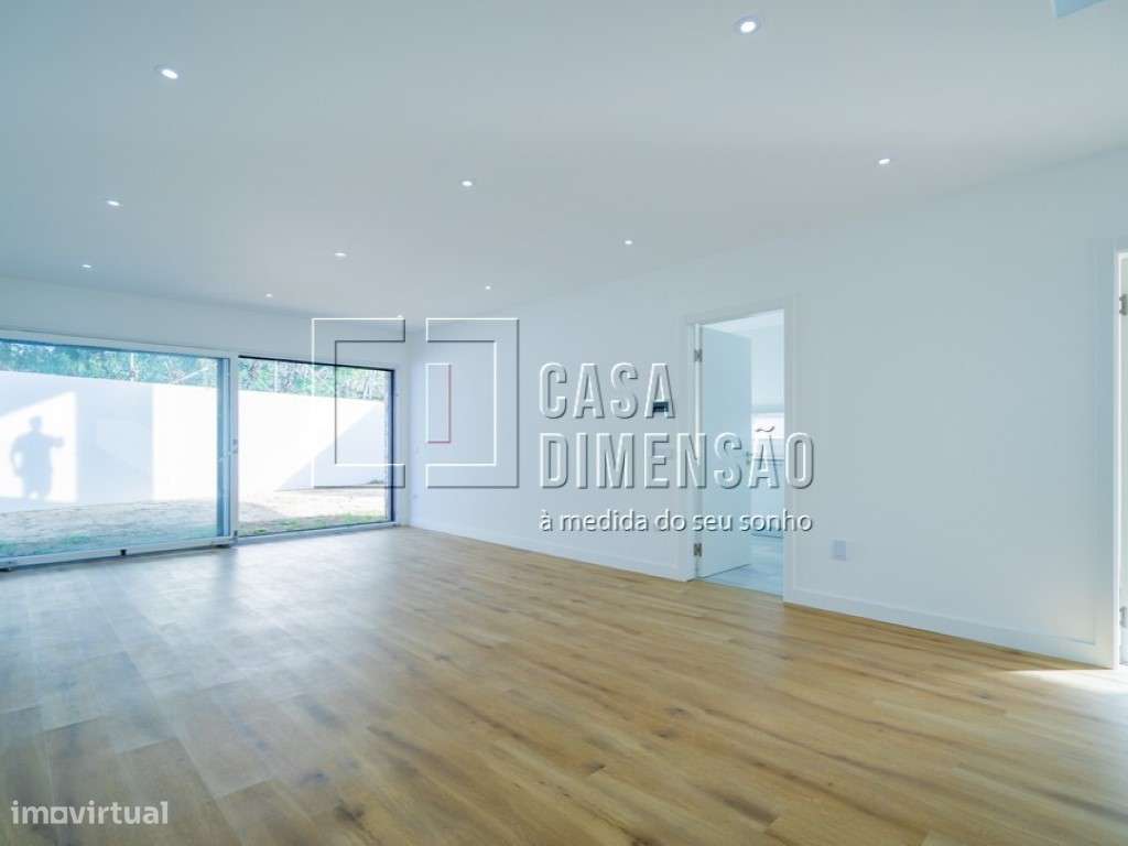 Moradia Moderna de tipologia T4 na zona da Sobreda, Garagem BOX e J... - Grande imagem: 4/60