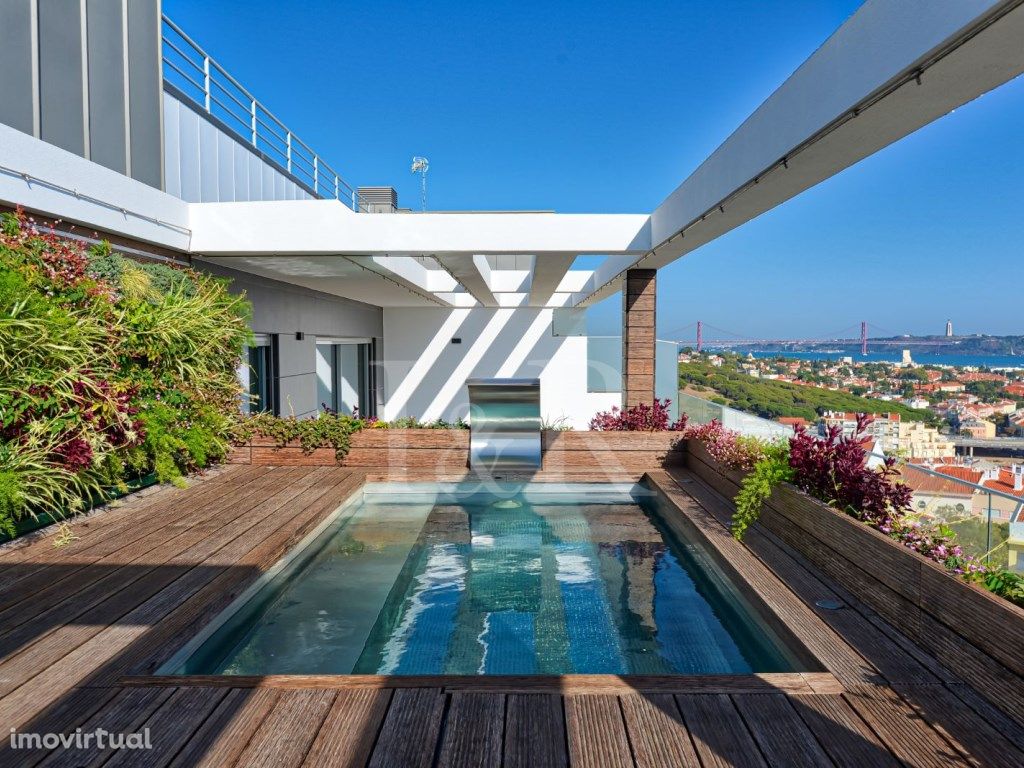 Penthouse T4 com piscina e vista rio em Algés