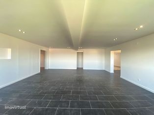 Magnifica penthouse T5 em Almada com vista rio sobre Lisboa