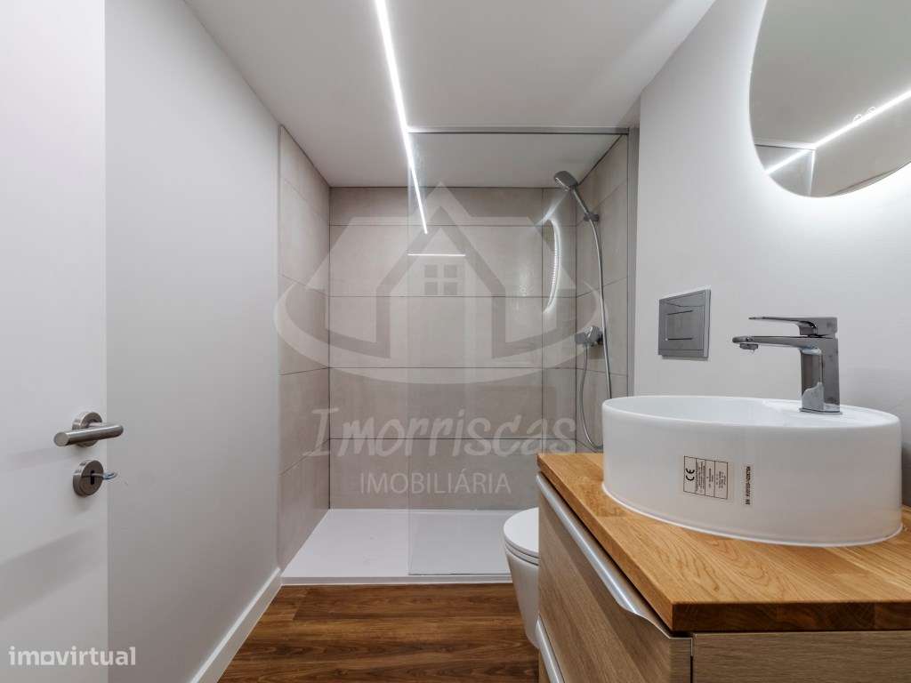 T3 Duplex Remodelado com Entrada Independente no Centro de Sacavém-25