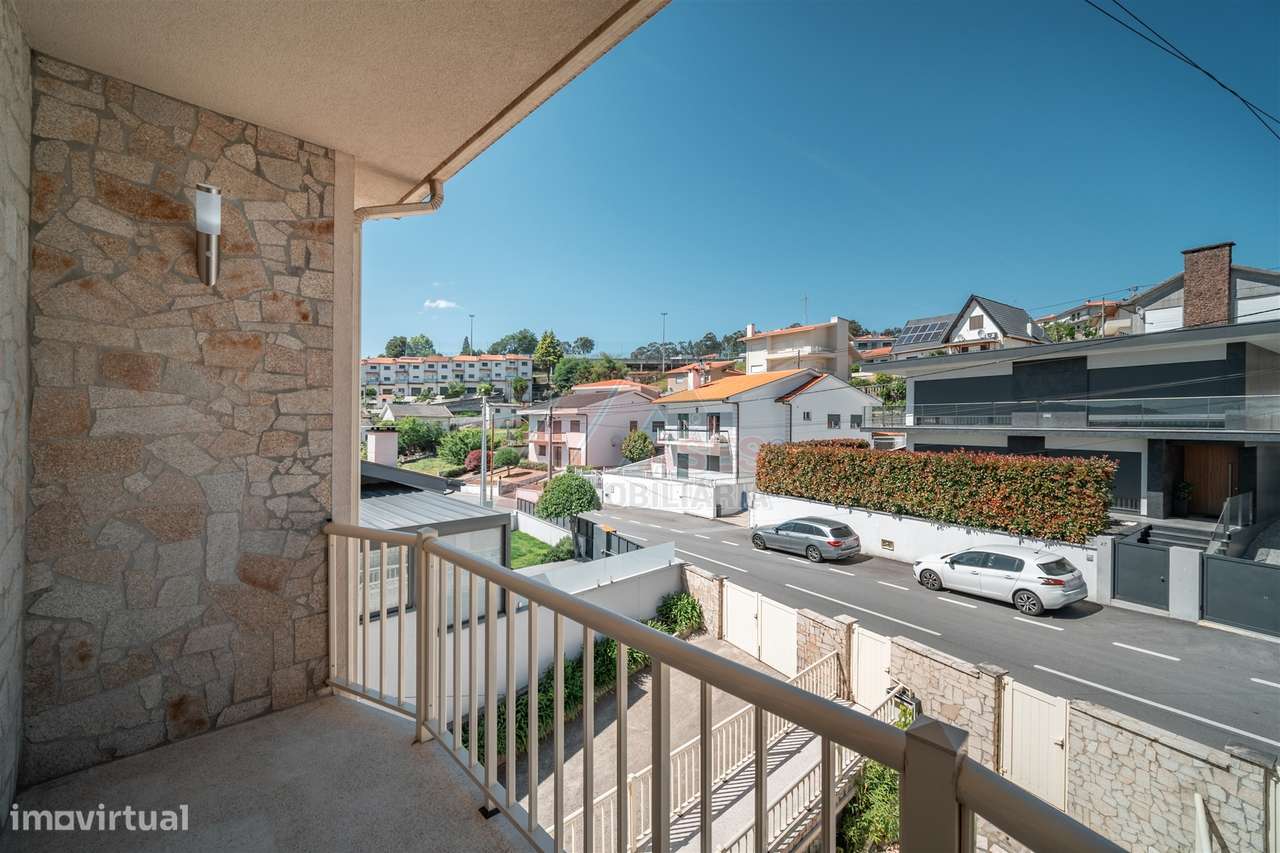 Moradia Espaçosa com 3 Habitações Independentes, Garagens e Terreno –-15