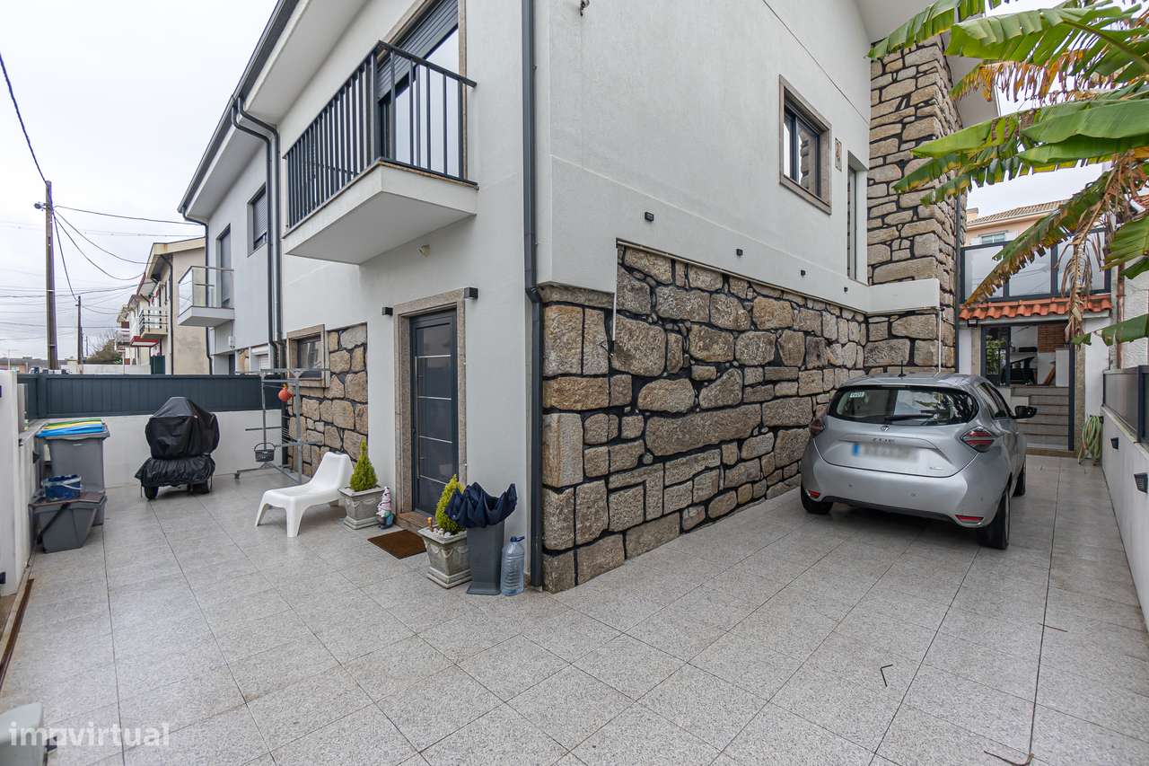 Moradia T4+1 renovada com anexo e jardim em Canidelo-27