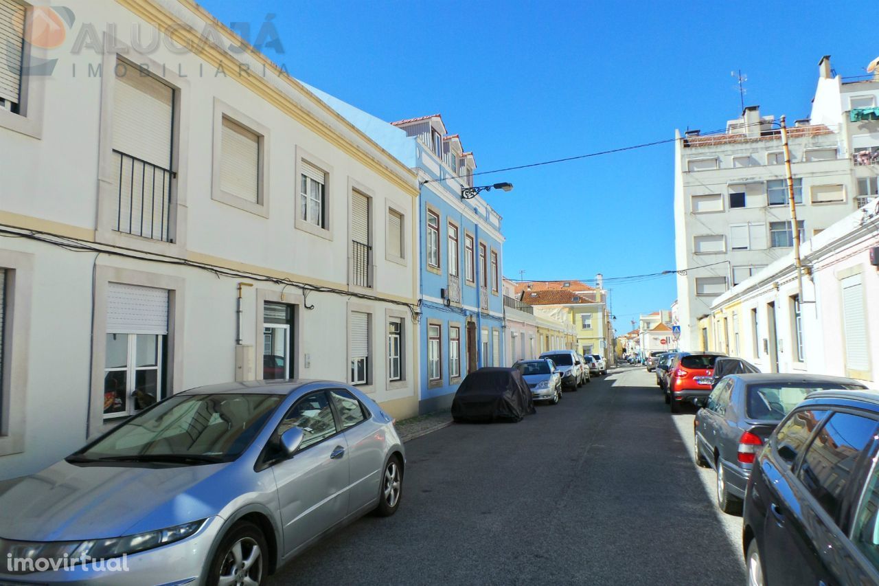 Ajuda/Lisboa - Moradia térrea com 2 pisos e um quintal para restaurar