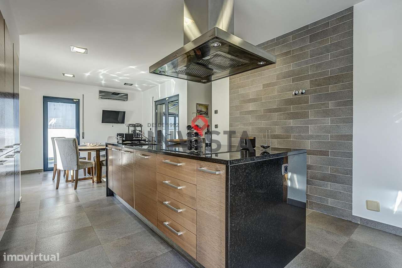 Moradia no Centro de Alverca com piscina-17