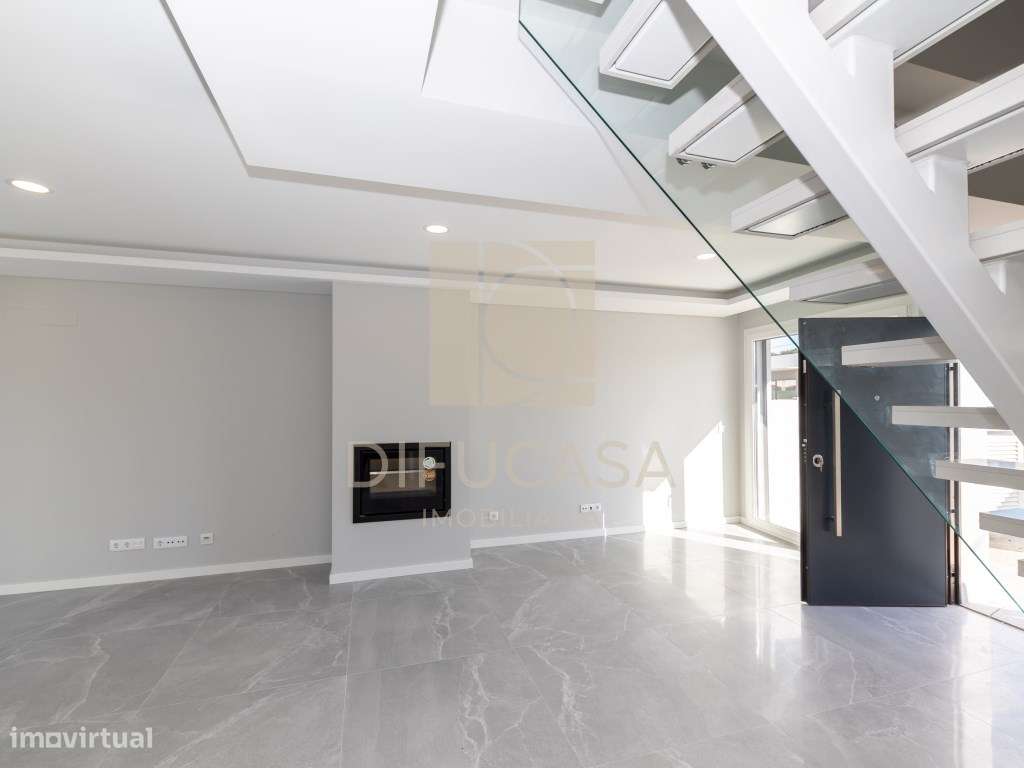 R300 Moradia T3+ 1 (sala de 40m2 localizada centro Fernão Ferro)-10