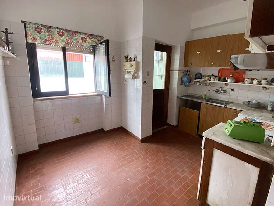 Pequeno apartamento T2, para remodelar, centro de Caldas da Rainha-3